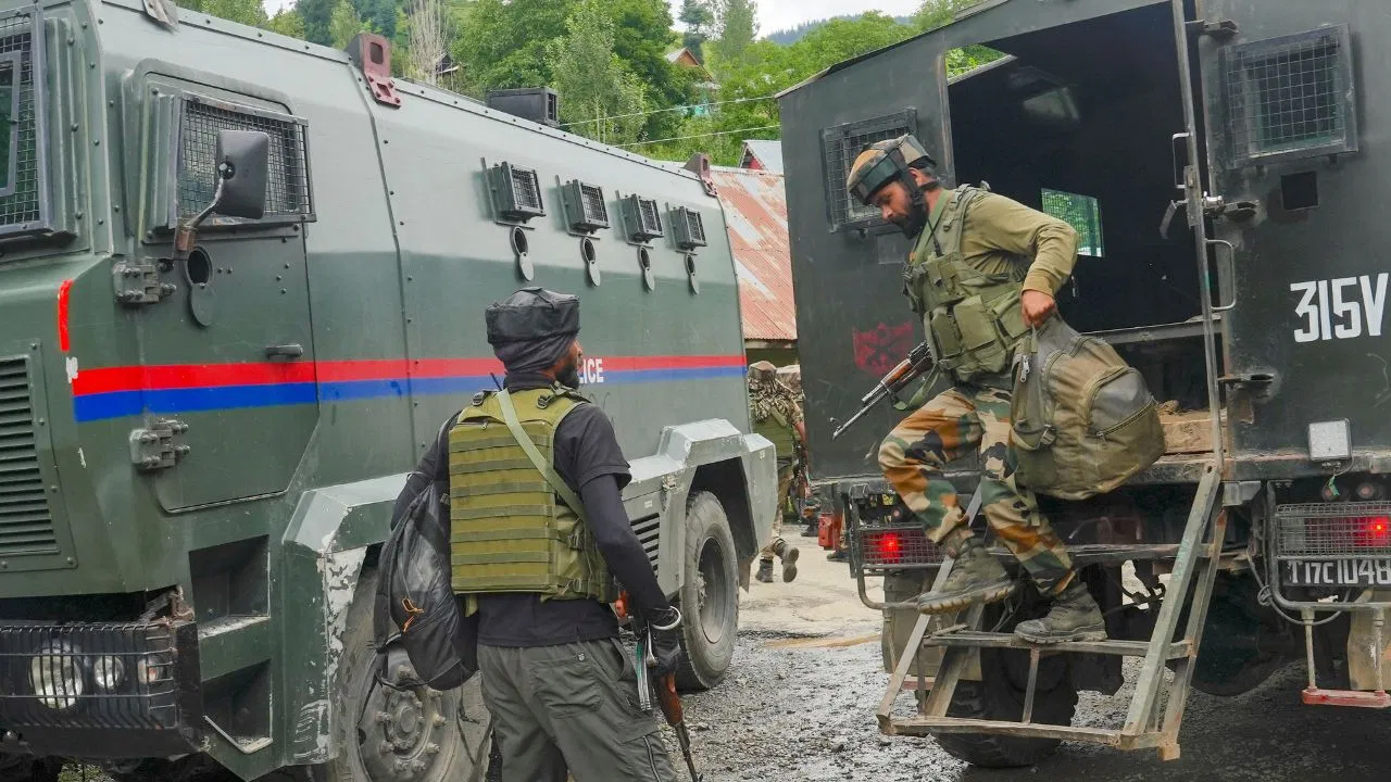 Kishtwar, J&K: बीएसएफ ने 5 पाकिस्तानी चौकियां और आतंकी लॉन्च पैड नष्ट किया, किश्तवाड़ में एनकाउंटर जारी