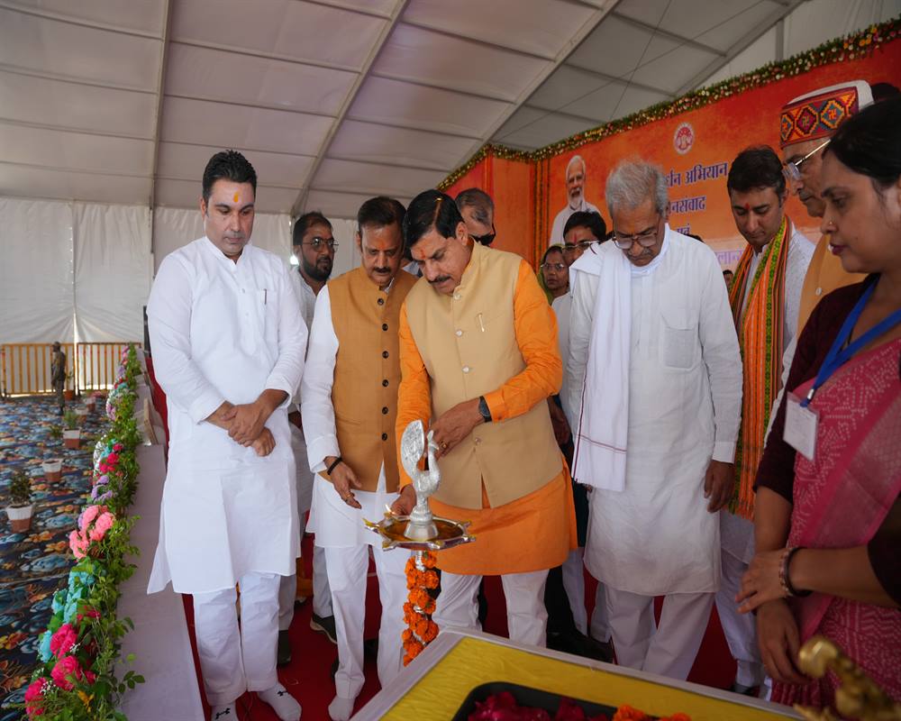 मुख्यमंत्री डॉ. मोहन यादव ने रीवा में जल गंगा संवर्धन अभियान , भूमि-पूजन और लोकार्पण कार्यक्रम का कन्या पूजन के साथ दीप प्रज्ज्वलित कर शुभारंभ किया।