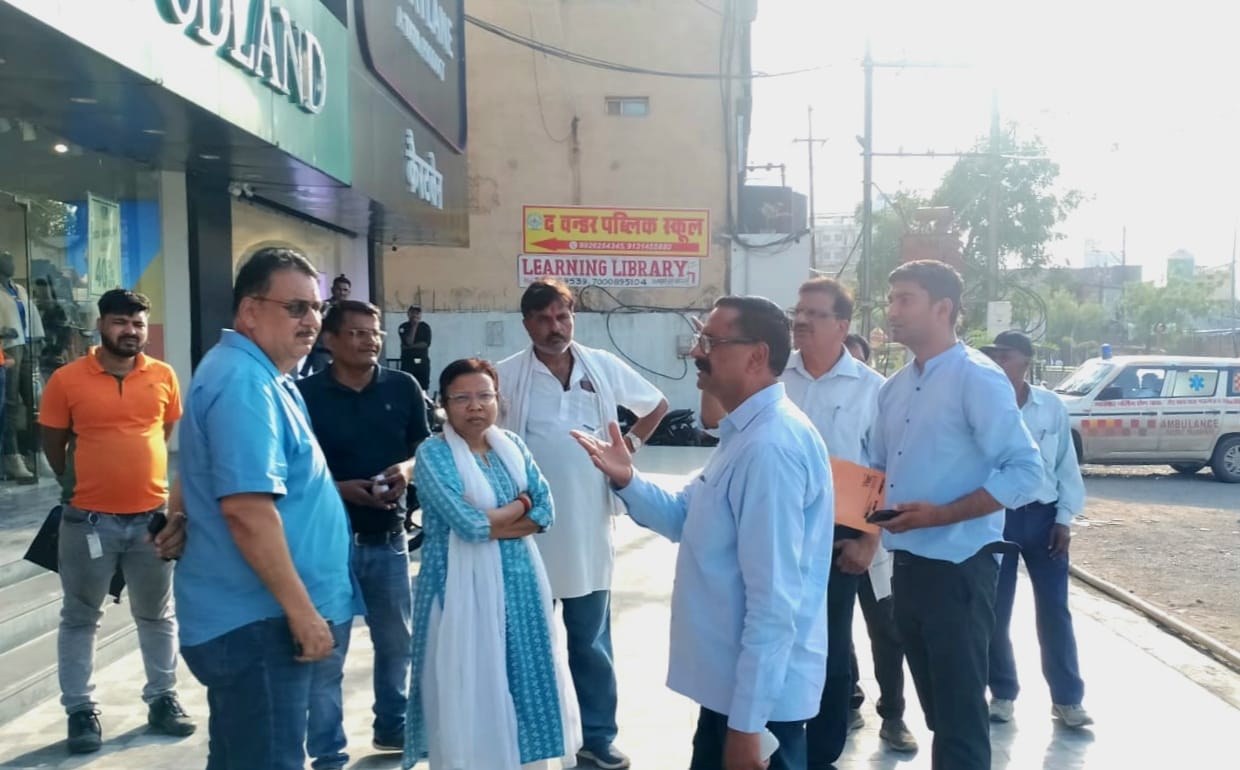नगर निगम की अवैध होर्डिंग्स के खिलाफ सख्त कार्रवाई, दो प्रतिष्ठानों पर 40 हजार का जुर्माना