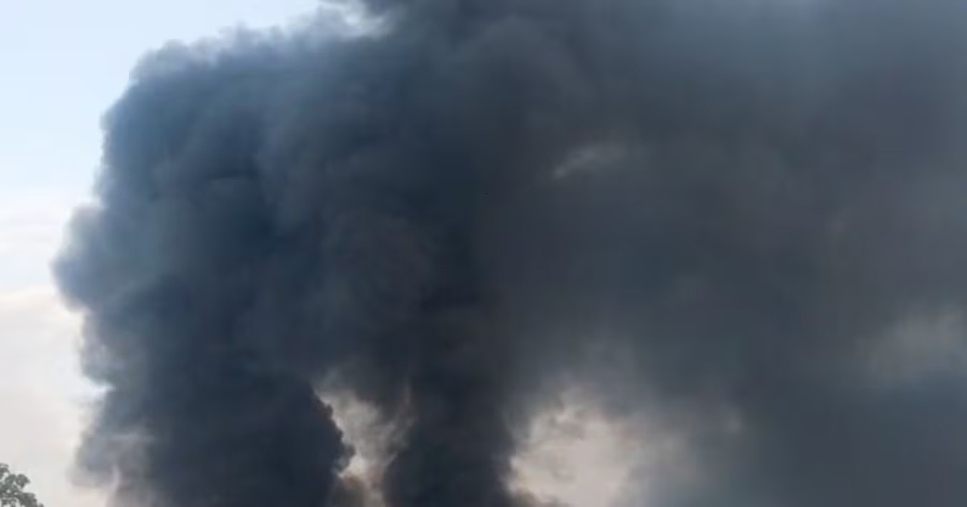 उत्तर प्रदेश: बदायूं में आंधी-तूफान और आग ने मचाया कहर: गांव और मेंथा फैक्ट्री जलकर राख
