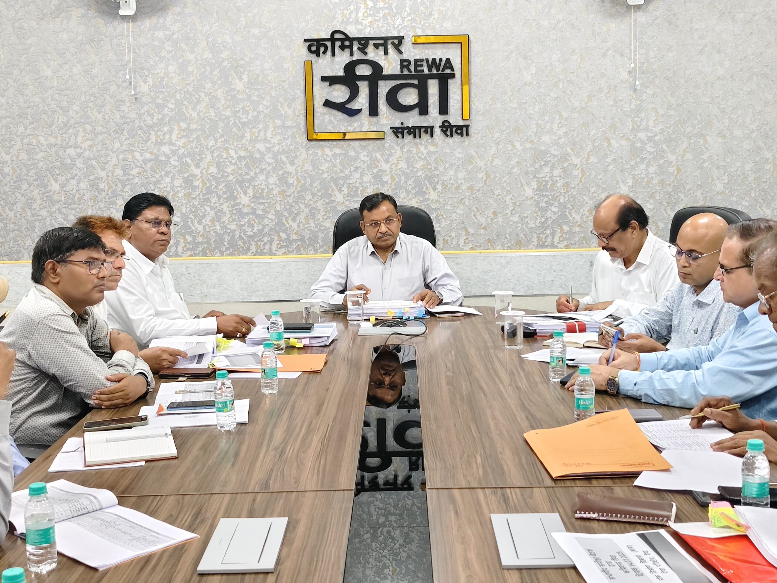 सीतापुर से बदवार, रीवा-प्रयागराज मार्ग सोहागी घाट में सुधार सहित 165 सड़कों का कार्य समय पर पूरा कराएं : कमिश्नर बीएस जामोद
