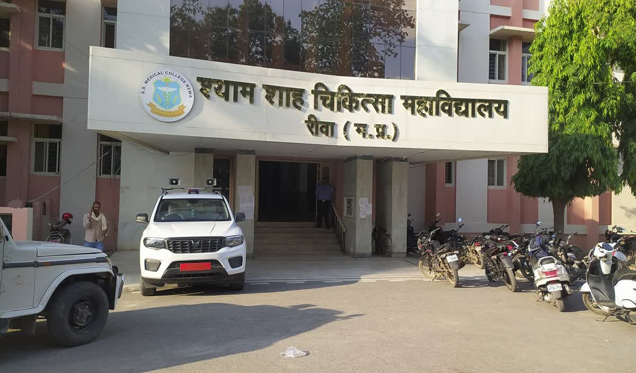 MP में नर्सिंग छात्राओं से छेडख़ानी का मामला… डीन ने डॉक्टर को किया निलंबित, पुलिस मामले से दूर