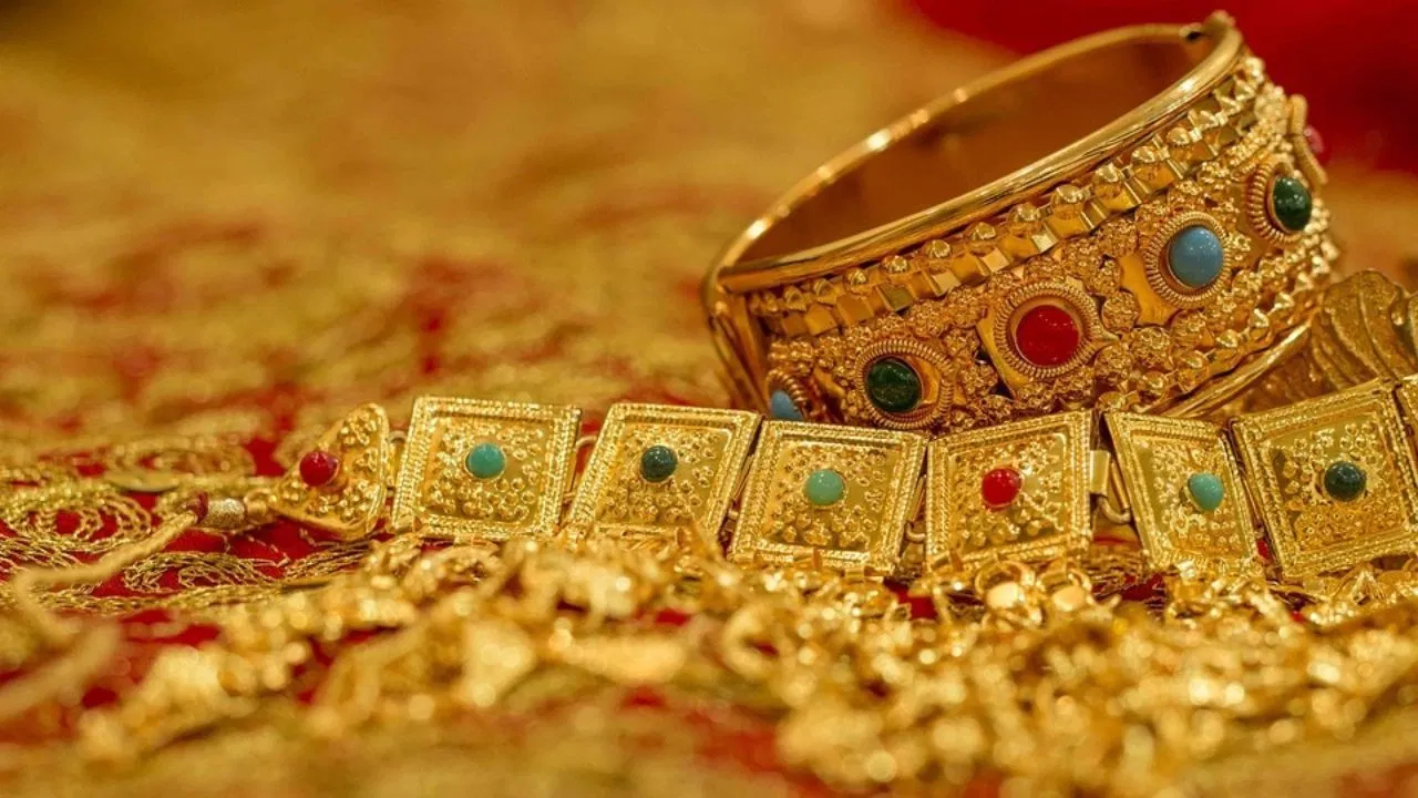 Dhanteras jewelry: धनतेरस पर सोना खरीदते समय बिल की हर बारीकी को जांचें: शुद्धता से लेकर GST तक, इन 5 बातों का रखें ध्यान