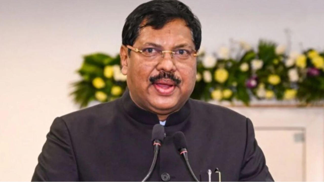 सुप्रीम कोर्ट में सुरक्षा भंग: वकील ने CJI की ओर जूता उछालने की कोशिश की, ‘सनातन’ के अपमान पर लगाए नारे