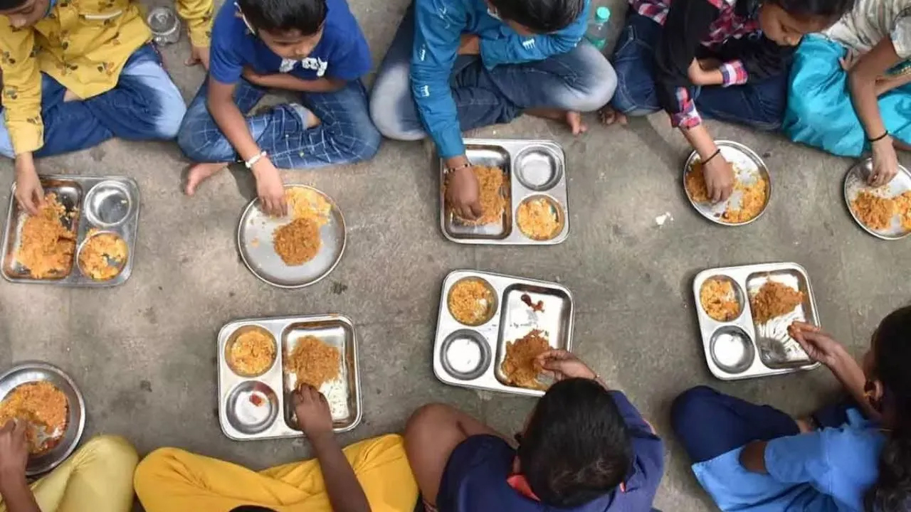 मिड-डे मील से बिगड़ी 22 बच्चों की तबीयत, अस्पताल में भर्ती, सभी की हालत स्थिर