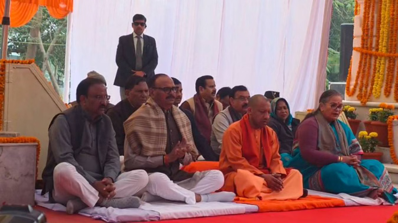 गांधी पुण्यतिथि पर सीएम योगी ने दी श्रद्धांजलि, ‘रघुपति राघव राजाराम’ के भजन से किया नमन