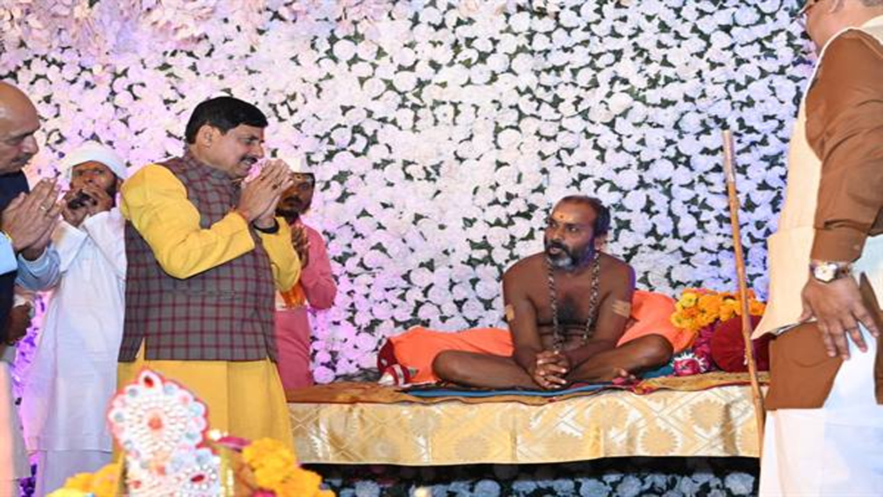 दादा गुरु प्रकटोत्सव पर सरस्वती घाट में भक्ति का संगम; मुख्यमंत्री डॉ. मोहन यादव ने लिया आशीर्वाद, कहा– विज्ञान से परे है आस्था की शक्ति