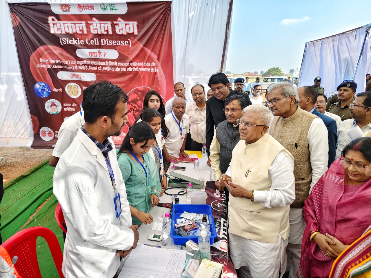 “शिक्षा ही तरक्की का एकमात्र मार्ग”; सलैया में जनजातीय चौपाल लगाकार राज्यपाल ने जानी जमीनी हकीकत