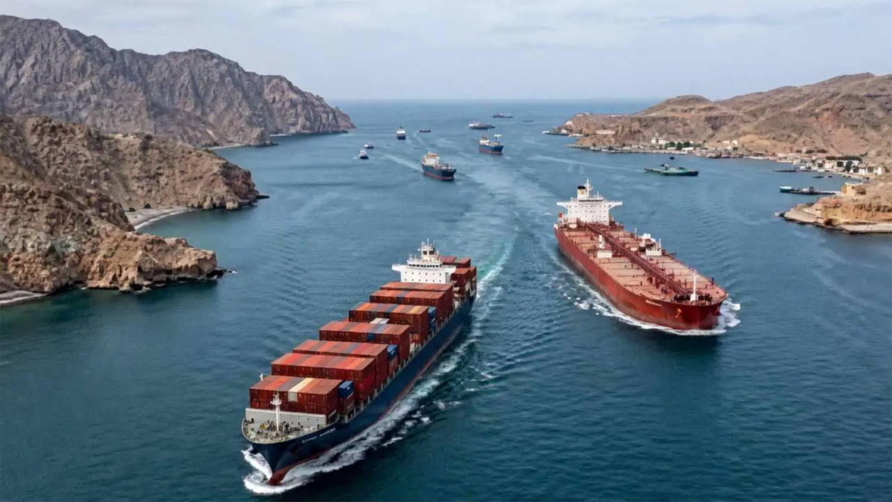 होर्मुज फिर बंद, दो भारतीय जहाजों पर चलाई गोलियां