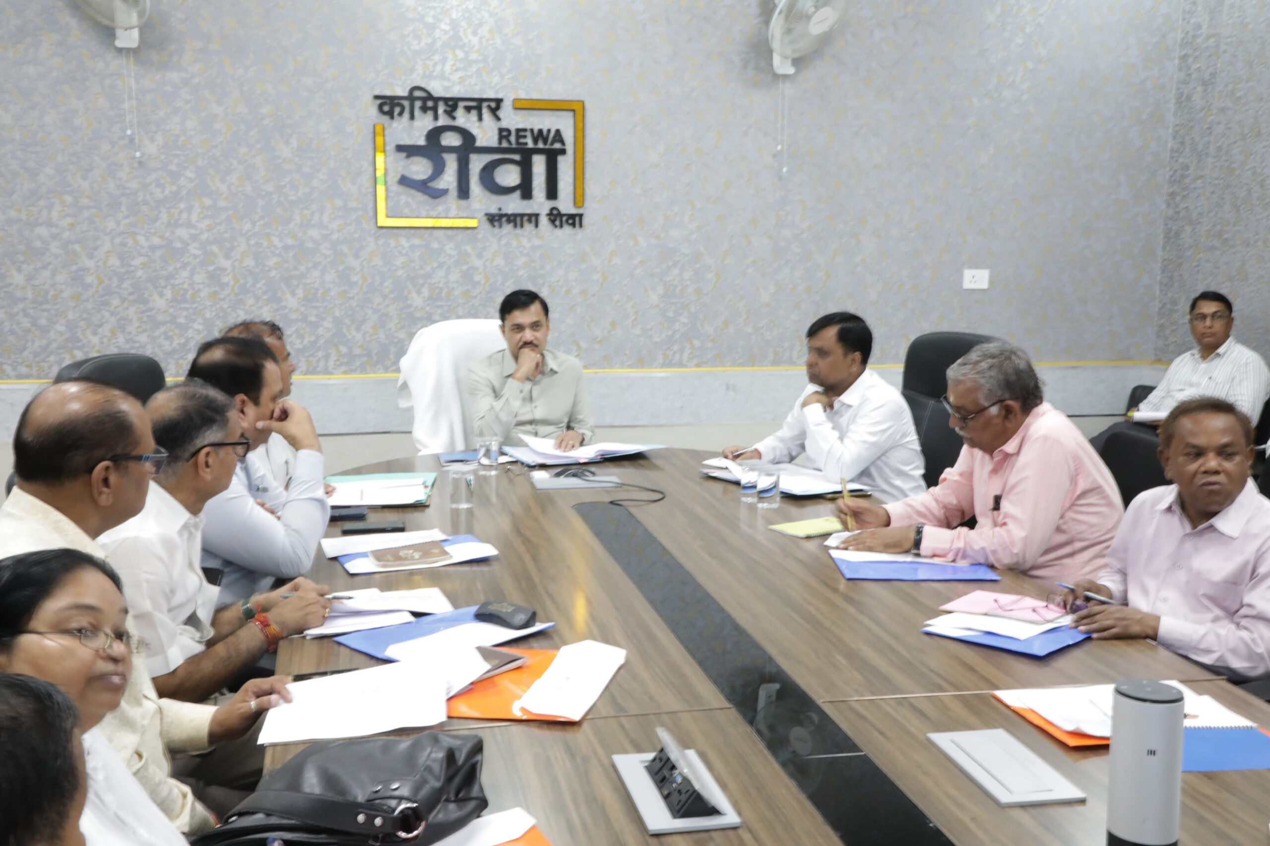 Rewa News: बीएड-एमएड की निर्धारित सीटों पर शत-प्रतिशत प्रवेश सुनिश्चित करें : कमिश्नर शीलेंद्र सिंह
