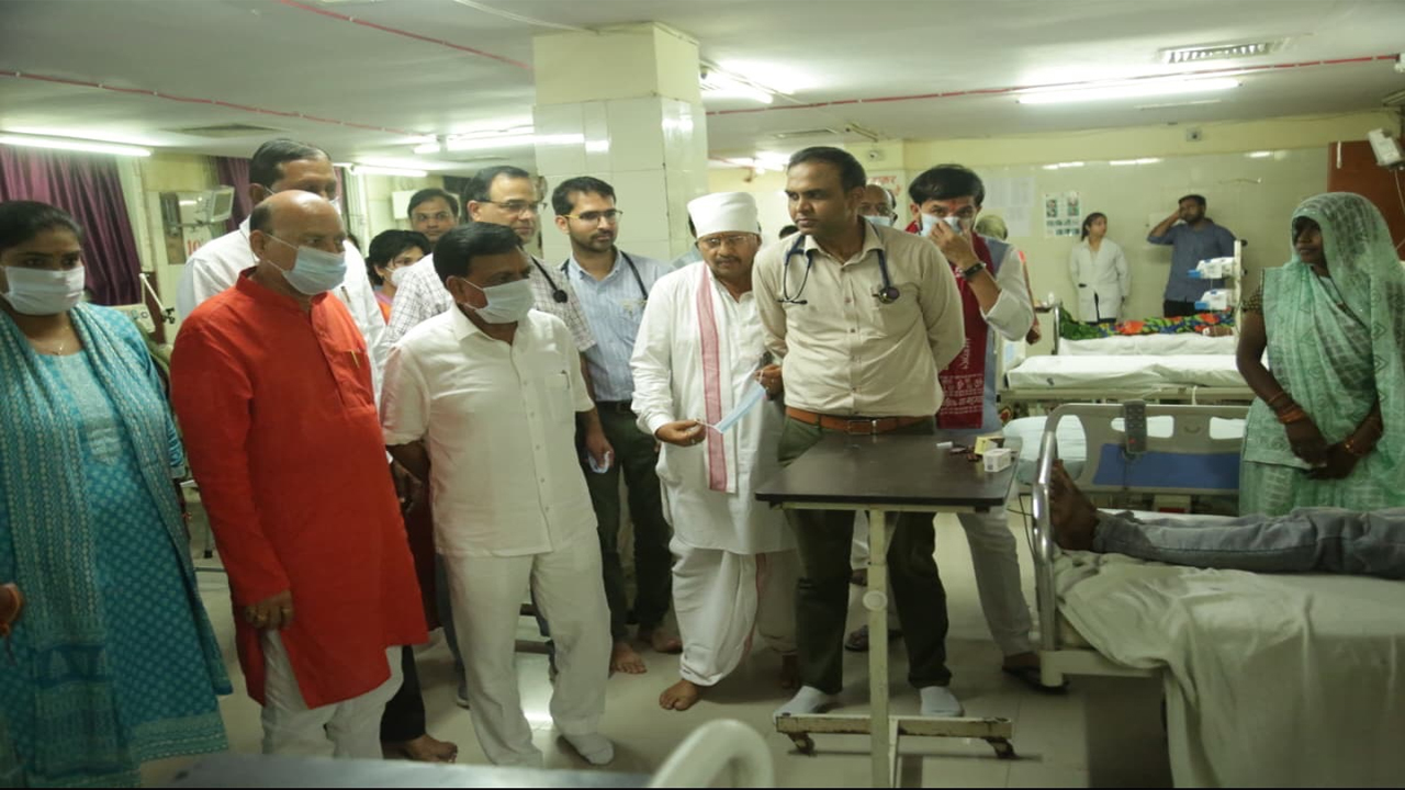 सागर : प्रशासन ने स्वीकारीं 13 मौतें; जहरीली शराब कांड की होगी मजिस्ट्रियल जांच, बंडा SDM-SDOP को हटाया